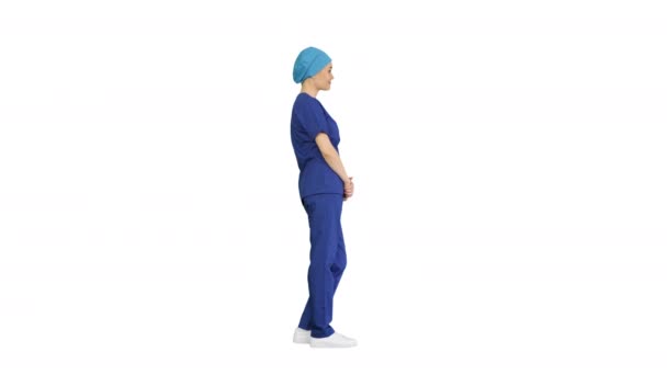 穿着蓝色西服站在白色背景下等待的女护士或外科医生. — 图库视频影像