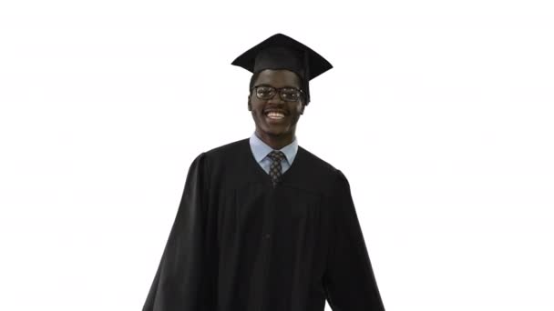 Happy African American Mand Studerende i graduering kåbe gå på hvid baggrund. – Stock-video