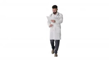 Doktor, beyaz arka planda yürürken hastanın tıbbi raporunu okuyor..