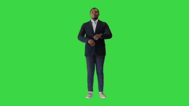 緑の画面、クロマキー上のカメラのための指を指して腕を組んでいる若いアフリカ系アメリカ人の男. — ストック動画