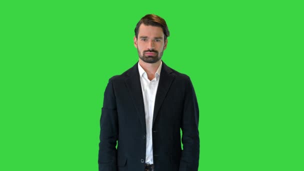 穿着西服的英俊男子按下虚拟按钮，在绿色屏幕上显示一些东西，铬键. — 图库视频影像