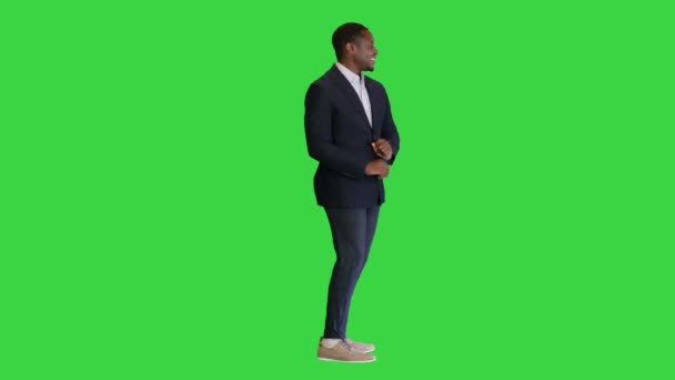Impiegato afroamericano che balla gioiosamente su uno schermo verde, chiave cromatica. — Video Stock
