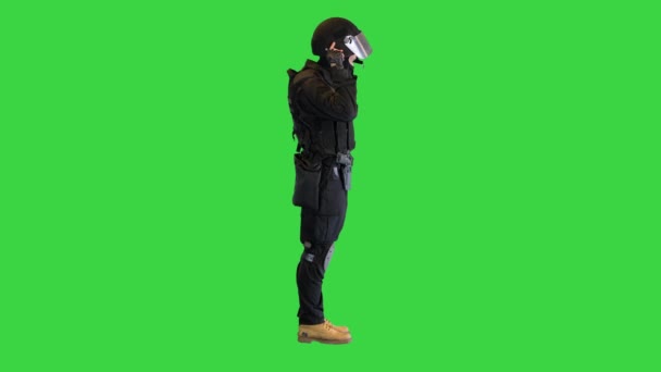 Speciální policejní jednotka sundává helmu na zelené obrazovce, Chroma Key. — Stock video
