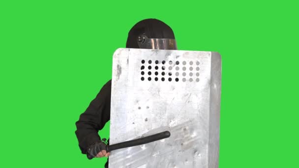 Αστυνομική μονάδα εξέγερσης κατέχει θέση που καλύπτει με ασπίδα και κρατώντας ένα γκλομπ σε μια πράσινη οθόνη, Chroma Key. — Αρχείο Βίντεο