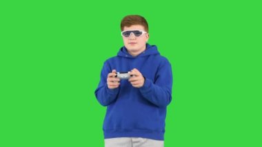 Yeşil Ekran 'da video oyunu oynayan genç çocuk, Chroma Key.
