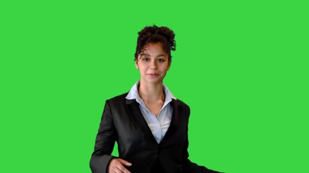 Mujer de negocios afroamericana caminando y explicando en cámara en una pantalla verde, Chroma Key. — Vídeos de Stock
