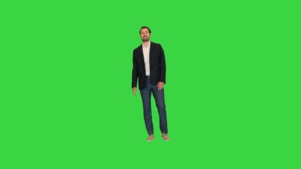 Chico emocionado saludando agitando una mano y hablando con la cámara en una pantalla verde, Chroma Key. — Vídeos de Stock