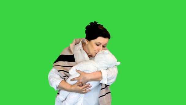 Happy oma knuffelen haar kleindochter of kleinzoon op een groen scherm, Chroma Key. — Stockvideo