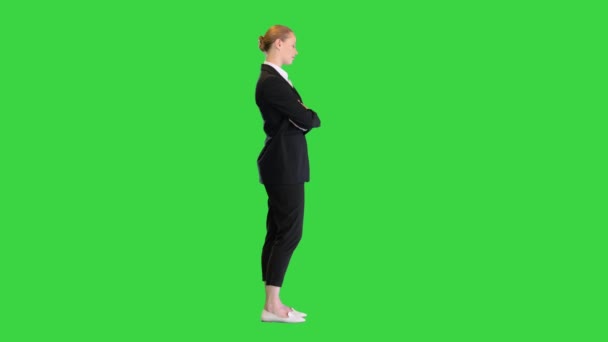 緑の画面に折り畳まれた手で立って若い笑顔の女性,クロマキー. — ストック動画
