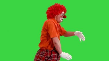 Yeşil Ekran 'da yürüyen ve dans eden palyaço, Chroma Key.