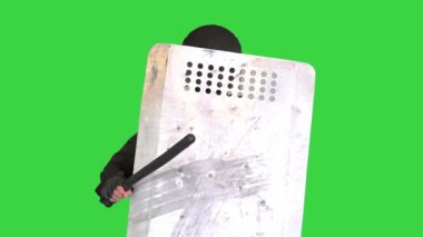Özel birim polisi kalkanla kaplanmış ve elinde bir sopayla Yeşil Ekran, Chroma Key..