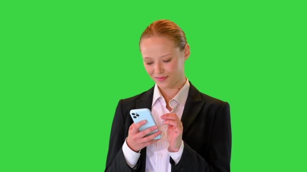 Ganska ung, blond kvinna tittar på senaste nyheterna och bli förvånad på en grön skärm, Chroma Key. — Stockvideo