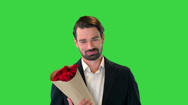 Homme d'affaires beau et souriant tenant des roses et regardant la caméra flirter sur un écran vert, Chroma Key. — Video