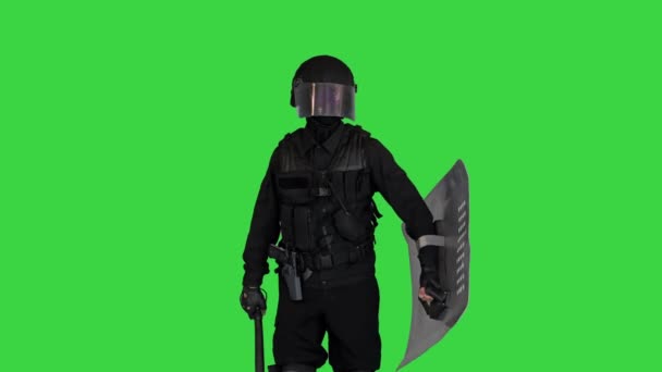 Bereitschaftspolizeieinheit mit erhobenem Schild und Schlagstock in Richtung Kamera auf einem Green Screen, Chroma Key. — Stockvideo