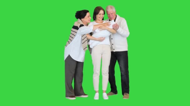 Mujer feliz con el bebé recién nacido y sus abuelos en una pantalla verde, Chroma Key. — Vídeo de stock