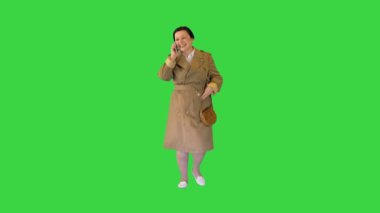 Çekici şişman kadın telefonda konuşuyor yeşil ekranda, Chroma Key 'de.