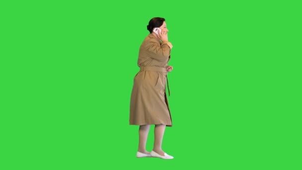 매력적 인 체중 과다인 여자가 그린 스크린, 크로마 키 (Chroma Key) 에서 전화로 걸어 다닌다. — 비디오