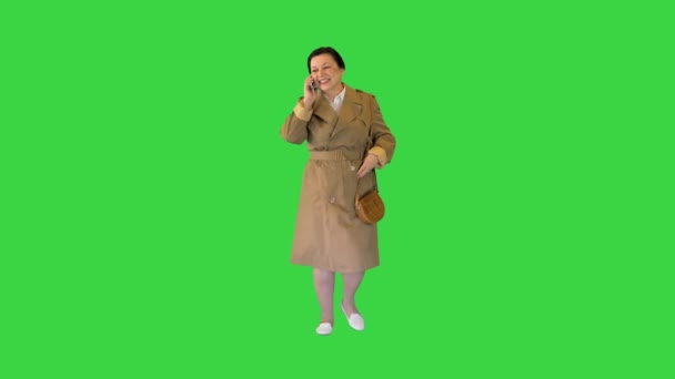 Mulher com sobrepeso atraente andando falando no telefone em uma tela verde, Chroma Key. — Vídeo de Stock