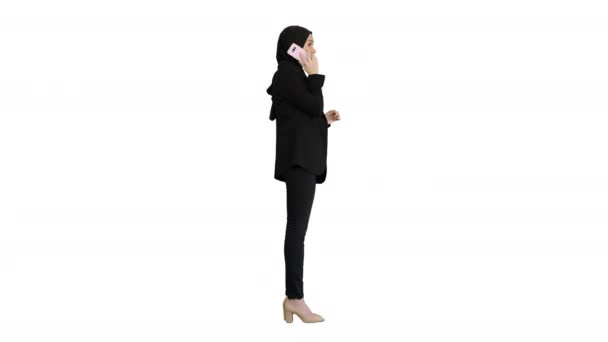 Arabe Femme d'affaires portant hijab parlant au téléphone sur fond blanc. — Video