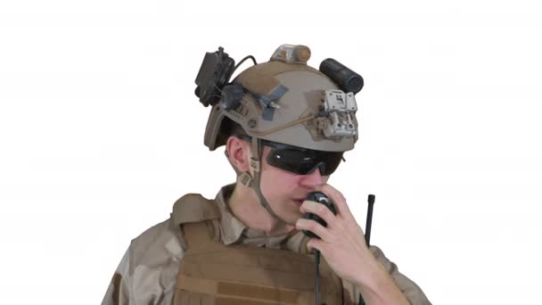 Guardabosques de Estados Unidos en uniforme hablando por radio sobre fondo blanco. — Vídeos de Stock
