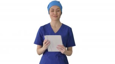 Gülümseyen kadın hemşire tablet bilgisayar kullanıyor ve beyaz arka plandaki kameraya bakıyor..
