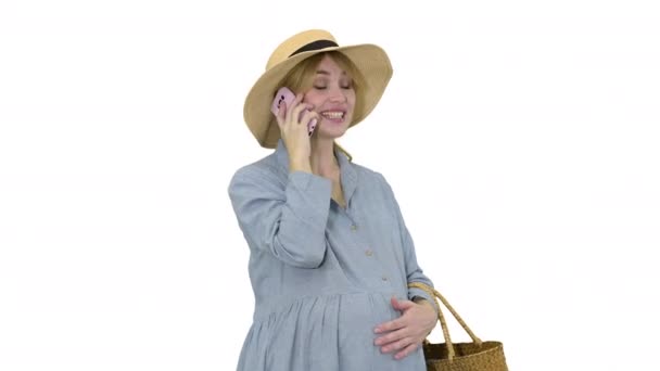 Femme enceinte debout et parlant par téléphone en été sur fond blanc. — Video