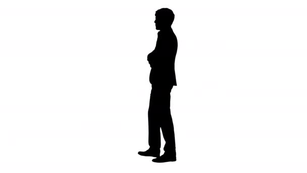 Silhouette Όμορφος νεαρός επιχειρηματίας στέκεται αγκαλιά σταυρωμένα, χαμογελαστός με αυτοπεποίθηση. — Αρχείο Βίντεο