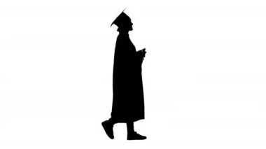 Mezuniyet cüppeli mutlu bayan öğrenci diplomasıyla yürüyor ve tezahürat yapıyor..