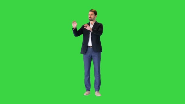 Empresário tocando em uma tela virtual em uma tela verde, Chroma Key. — Vídeo de Stock