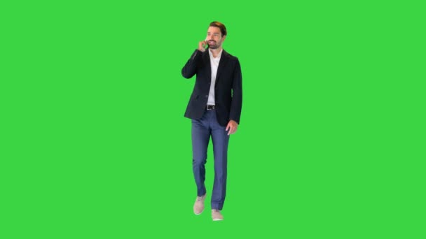 緑の画面で電話で話している間に前方に歩くビジネスマン,クロマキー. — ストック動画