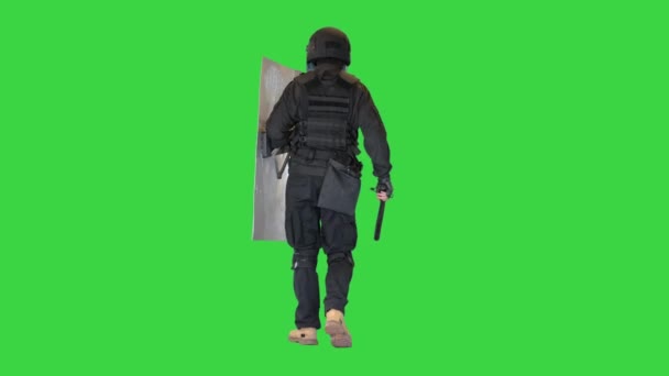 Unidad de policía antidisturbios caminando con un escudo y bastón en una pantalla verde, Chroma Key. — Vídeos de Stock