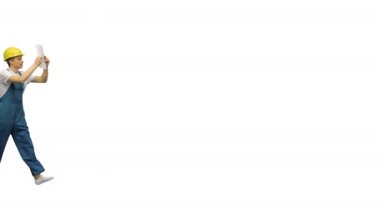 Beyaz arka planda aptalca bir yürüyüş yaparken üç inşaat işçisi belgeleri teslim ediyor..