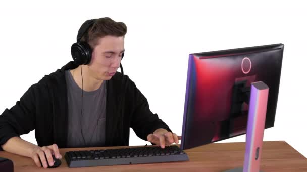 Joueur professionnel joue jeu vidéo sur son ordinateur et de commenter son flux sur fond blanc. — Video