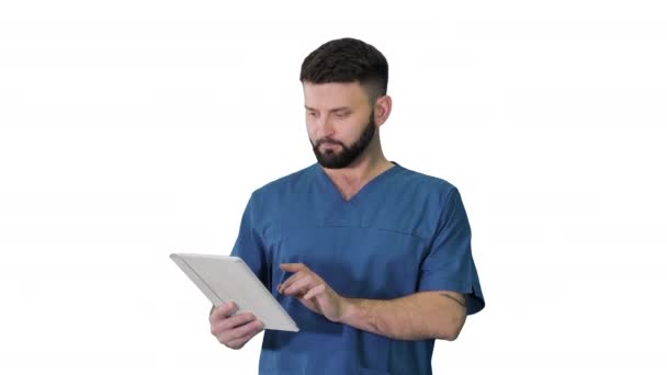 Pewny siebie skoncentrowany chirurg korzystający z cyfrowej tabletki na białym tle. — Wideo stockowe