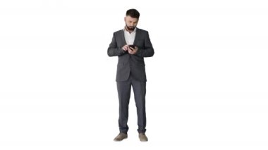 Türk iş adamı beyaz arka planda telefonuyla mesajlaşıyor.