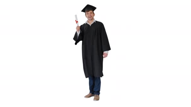 穿着毕业礼服的快乐男生，穿着白色背景的毕业文凭，摆出一副一副一副一副很不高兴的样子. — 图库视频影像
