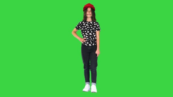 Mladá asijská dívka pózující na kameru na zelené obrazovce, Chroma Key. — Stock video