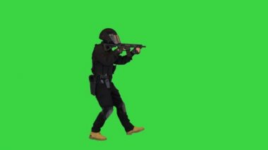 Korumalı fıçı içindeki silahlı adam Yeşil Ekran 'a silah doğrultuyor, Chroma Key..