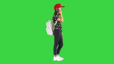 Genç Asyalı kız yeşil ekranda akıllı telefondan konuşuyor, Chroma Key..