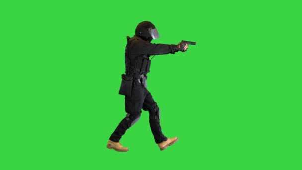 Agente Swat corriendo y apuntando con un arma en una pantalla verde, Chroma Key. — Vídeos de Stock