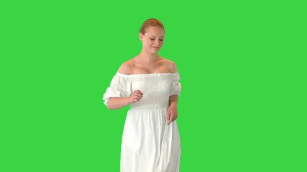 Ung kvinna i vit klänning körs på en grön skärm, Chroma Key. — Stockvideo