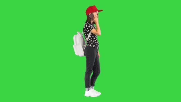 Ung asiatisk flicka talar på smarttelefon på en grön skärm, Chroma Key. — Stockvideo