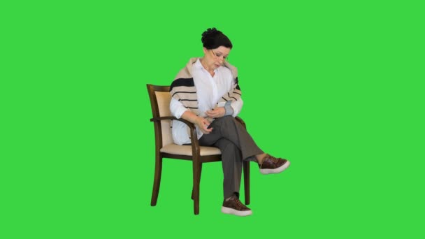 Seniorin misst ihren Blutdruck auf einem Green Screen, Chroma Key. — Stockvideo