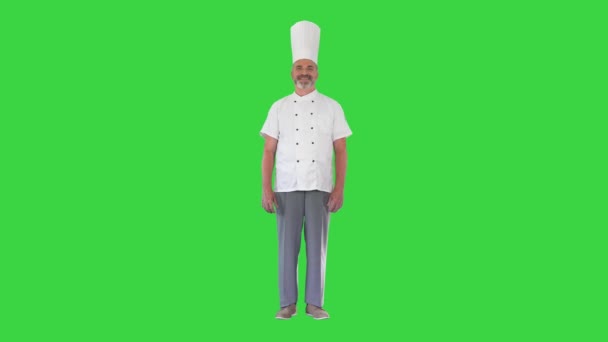 Egy férfi séf elszigetelt mosolygós kamera egy zöld képernyőn, Chroma Key. — Stock videók