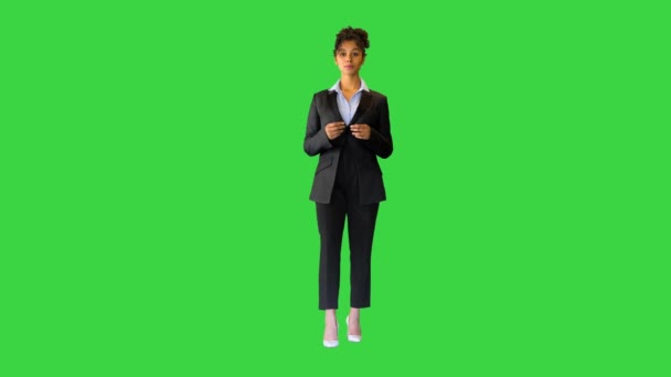 Takım elbiseli genç siyah kadın yeşil ekrandaki boş yerleri gösteriyor, Chroma Key.. — Stok video