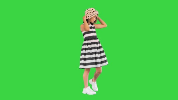 Letní holčička v slunečních šatech a klobouk na zelené obrazovce, Chroma Key. — Stock video
