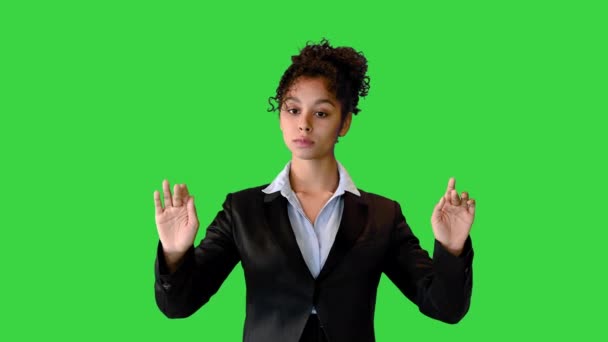 Empresária afro-americana trabalhando em uma tela virtual em uma tela verde, Chroma Key. — Vídeo de Stock