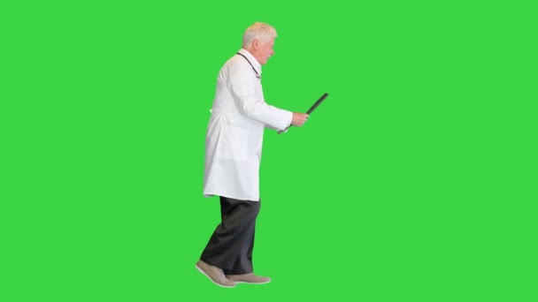 Medico di fretta la visualizzazione di scansioni MRI mentre si cammina su uno schermo verde, Chroma Key. — Video Stock