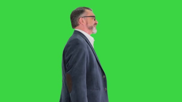 緑の画面、クロマキーのショッピングバッグで歩く高級ビジネスマン. — ストック動画