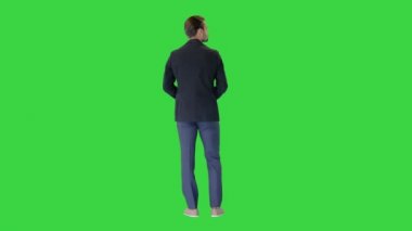 Kendine güvenen iş adamı, elleri kalçasında Yeşil Ekran 'a bakıyor, Chroma Key..